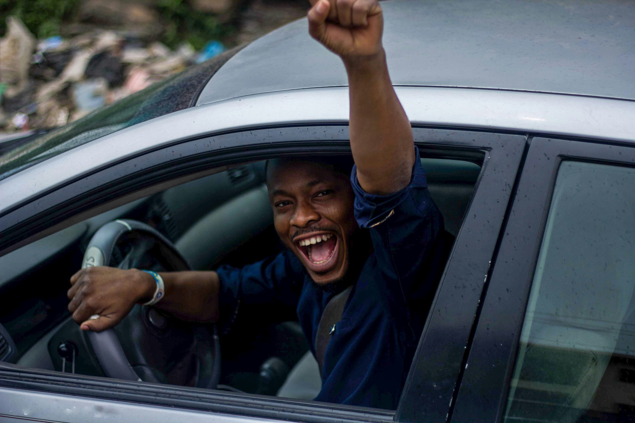 Condutor feliz com chave do carro