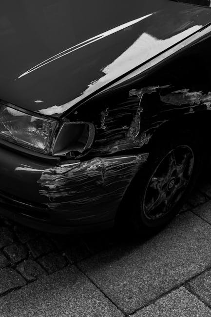 Uma imagem de um carro danificado com uma seta apontando para a área danificada, com uma legenda "Danos que podem ser caros para reparar"