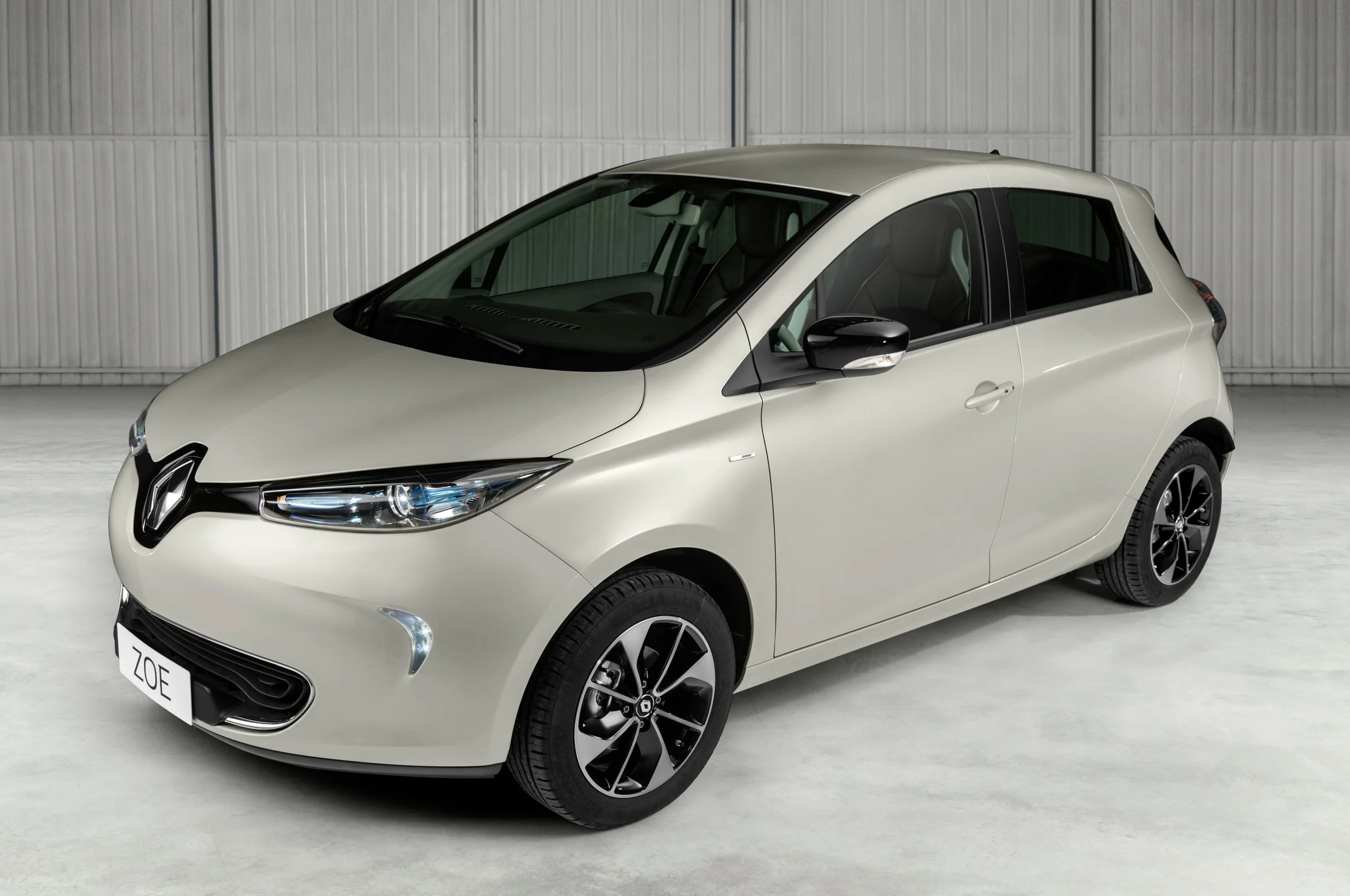 Carro elétrico TVDE em carregamento